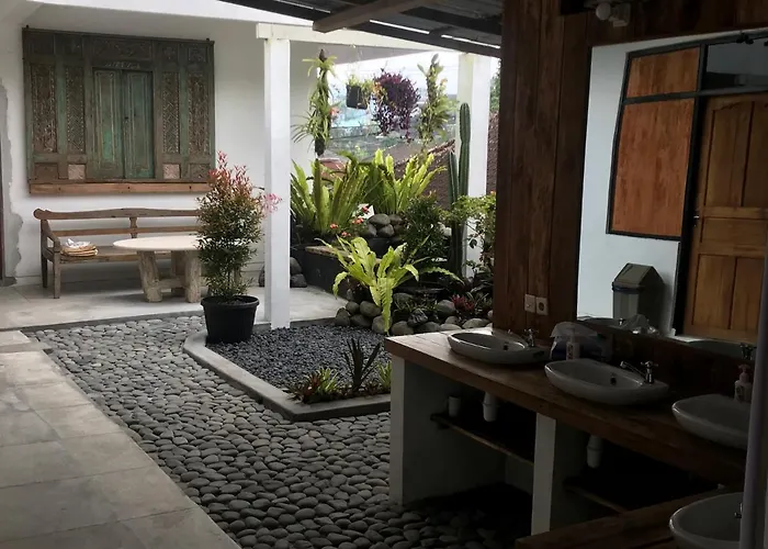 Chakra Backpacker & Vegetarian Bistro * Bedugul (Bali)