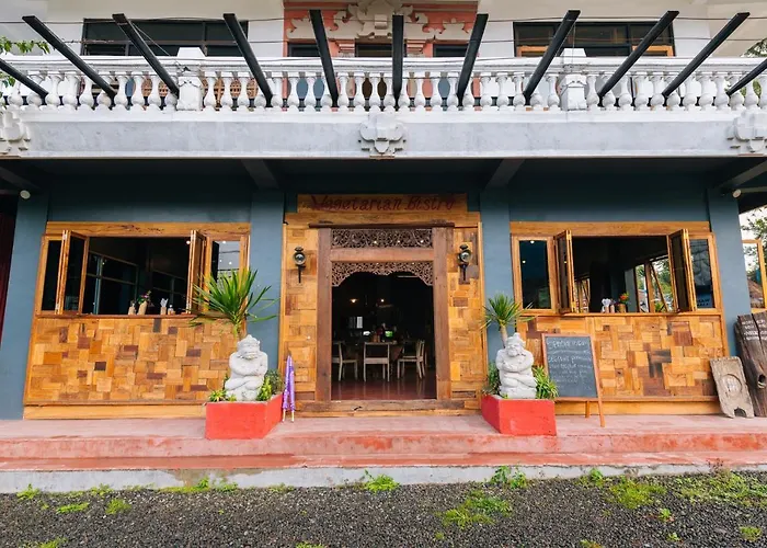 Chakra Backpacker & Vegetarian Bistro Hostal *